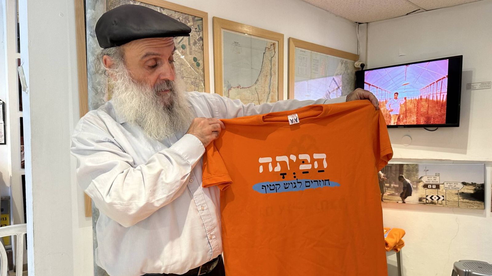 Oded Mizrahi, en el Museo Gush Katif de Jerusalén, rodeado de camisetas con el mensaje 