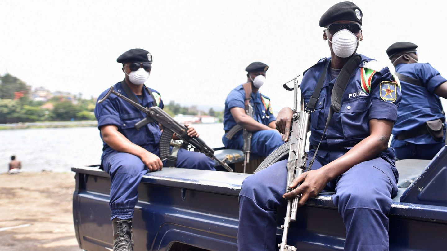 Policías de la República Democrátrica del Congo, llevando mascarillas. (Reuters)