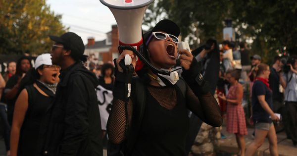 Foto: Manifestantes en la Universidad de Virginia, en Charlottesville, el 11 de agosto de 2018. (Reuters) 
