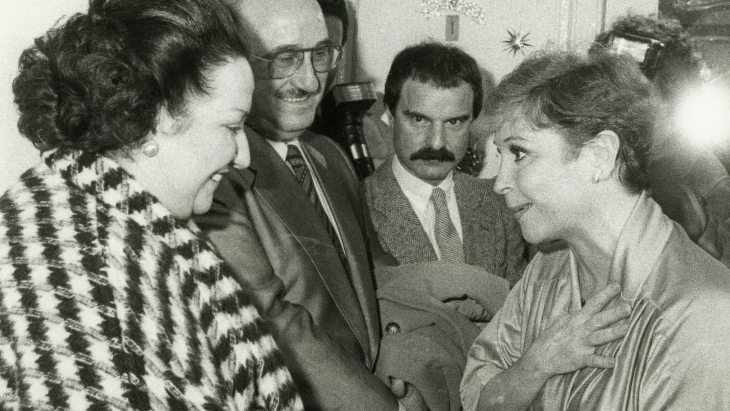 Uno de los encuentros del periodista con Lina Morgan y Montserrat Caballé. (Cortesía)