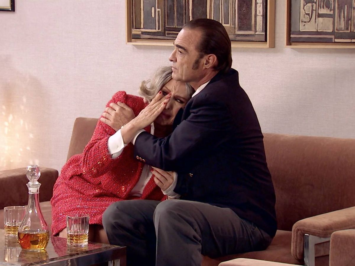 Foto: Elena se ha sincerado con Crespo a su manera, en el episodio de este viernes de 'Amar es para siempre'. (Atresmedia)