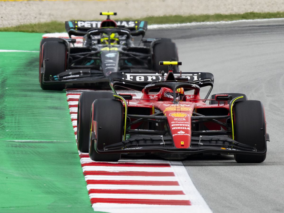 Foto: Ferrari y Mercedes lideran el ranking de valoración de escuderías. (EFE/Siu Wu)