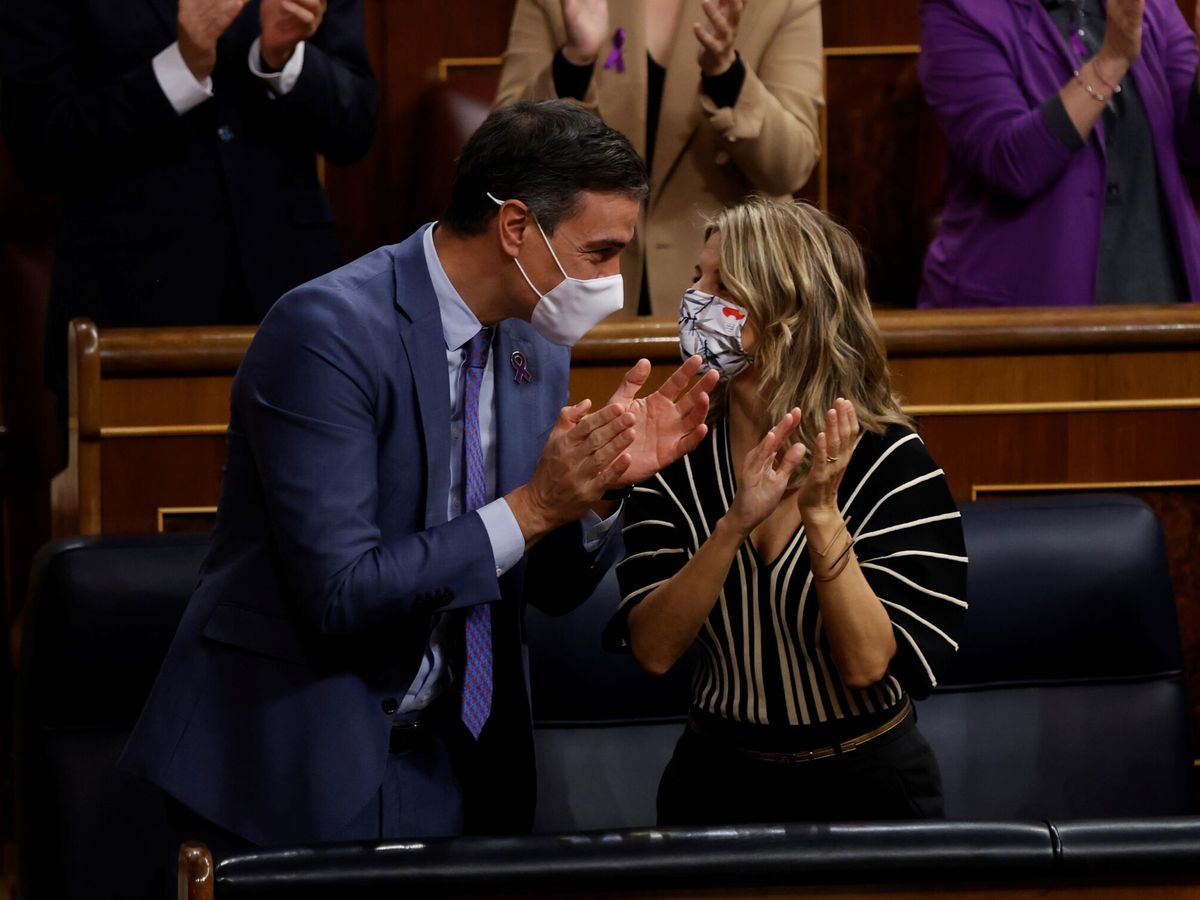 Foto: El presidente Sánchez aplaude junto a la ministra Díaz. (EFE/Juan Carlos Hidalgo)