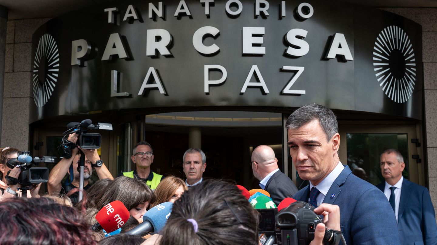 El presidente del Gobierno en funciones, Pedro Sánchez, atiende a los medios a su salida del tanatorio de La Paz de Tres Cantos. (EFE/Fernando Villar)