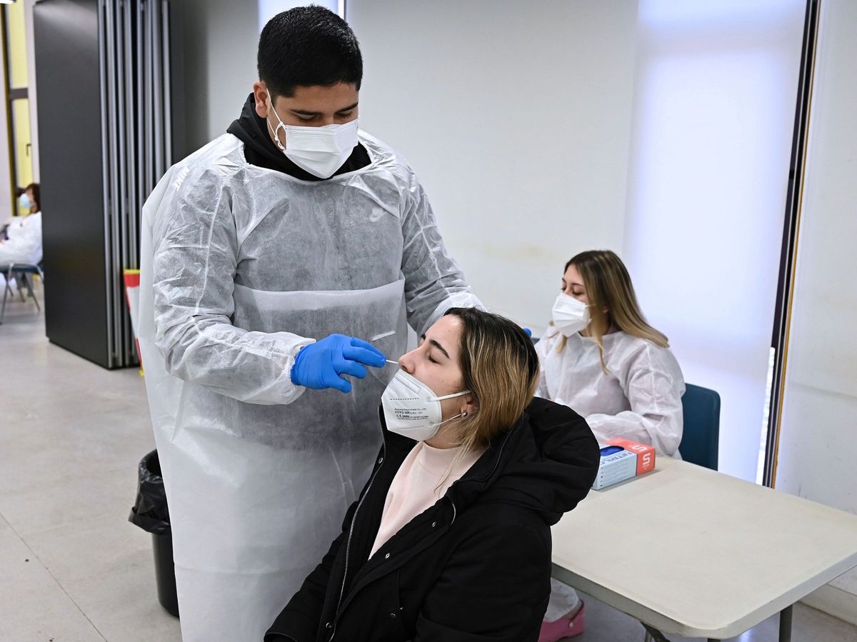 Foto: Un sanitario realiza un test de antígenos en Alcalá de Henares. (EFE) 