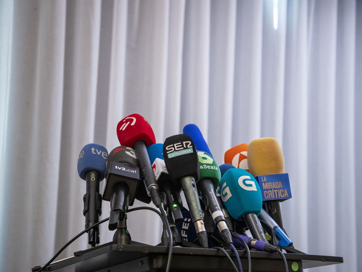 Foto: Micrófonos usados en una rueda de prensa. (Europa Press)