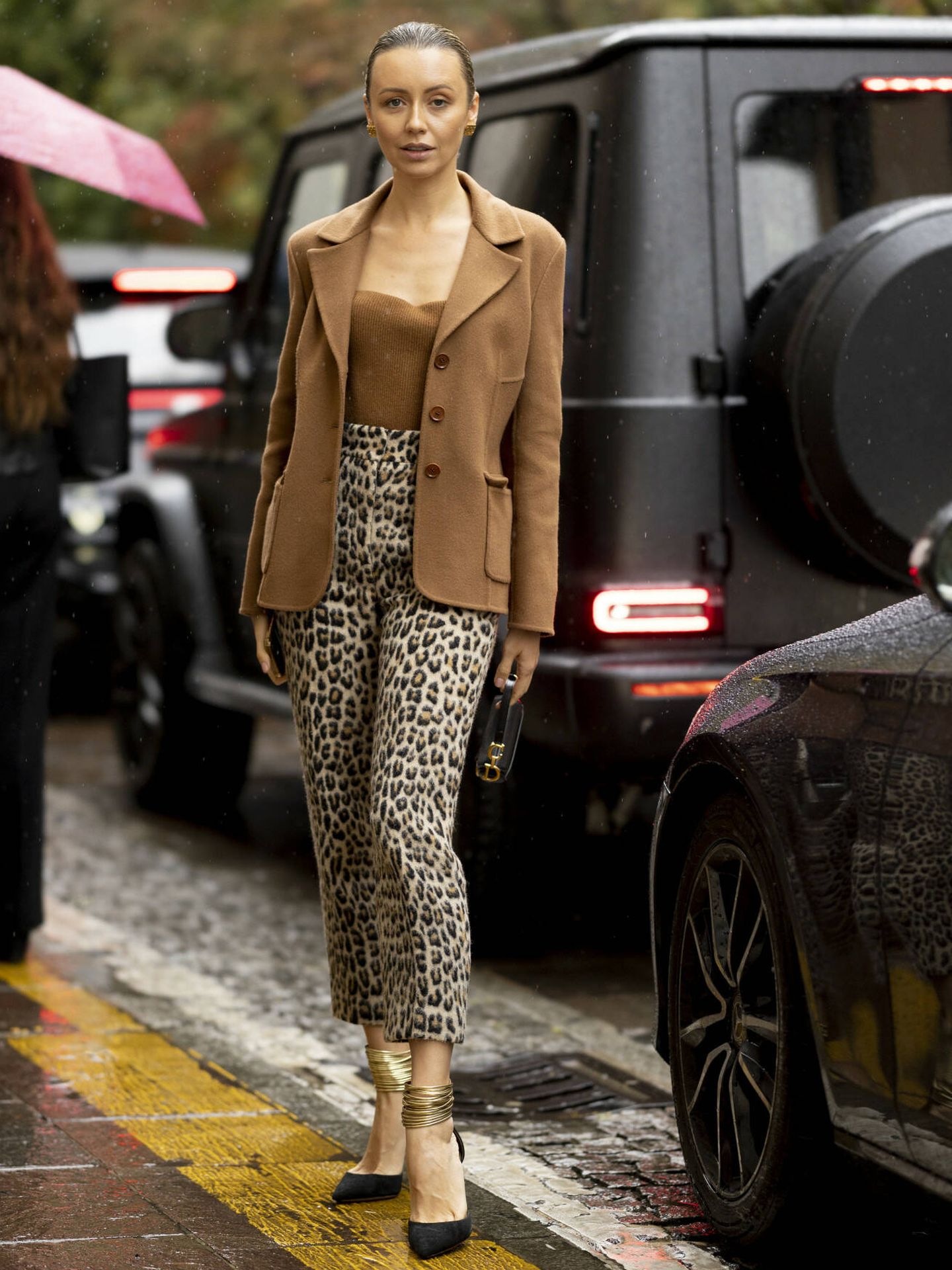 Una mujer con un vestido estampado de leopardo y un abrigo que dice leopardo.