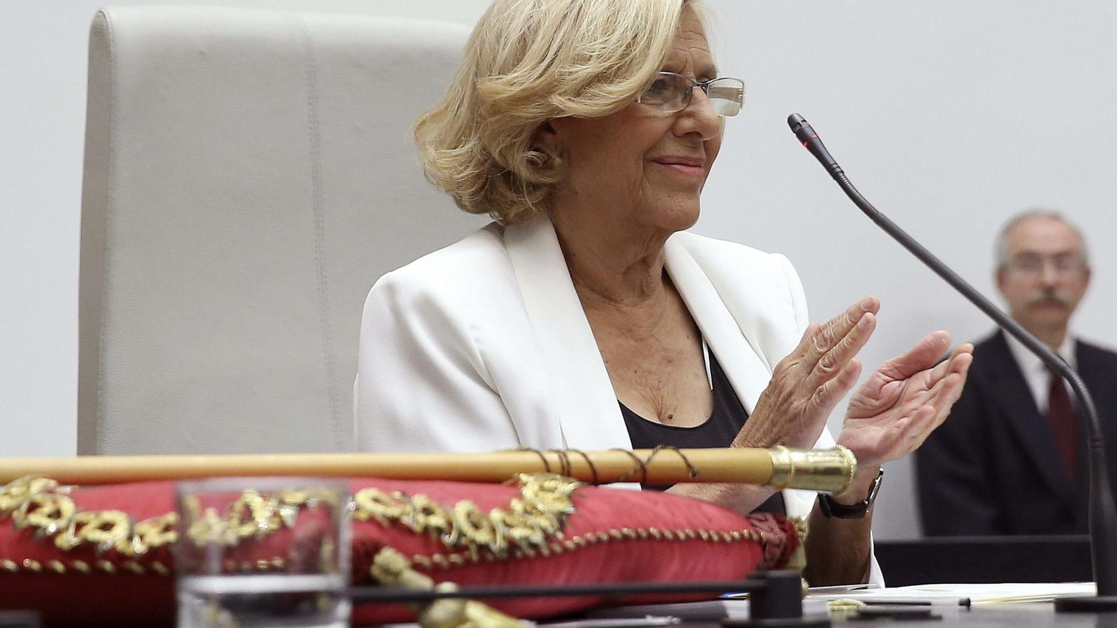 Foto: Manuela Carmena tras ser proclamada alcaldesa de Madrid (Efe)