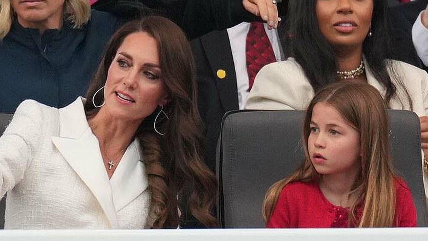 Kate Middleton y Charlotte, durante el concierto. (BBC)