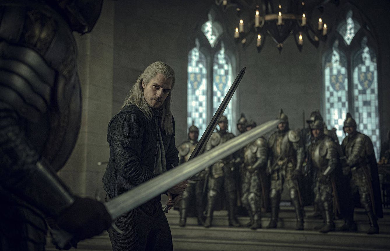 Geralt de Rivia se enfrenta a un soldado del Imperio de Nilfgaard. (Netflix)