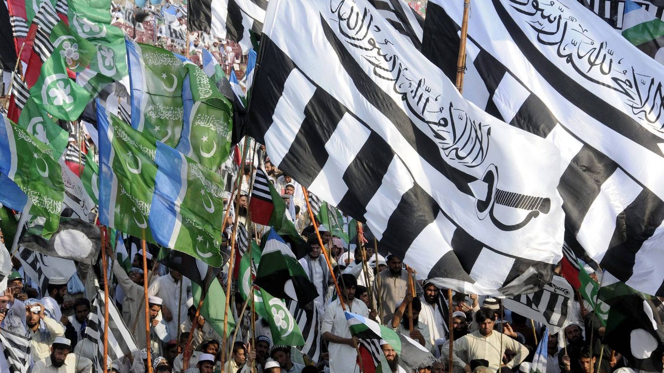 Foto: Banderas de Lashkar-e-Taiba, milicia cachemir (EFE)