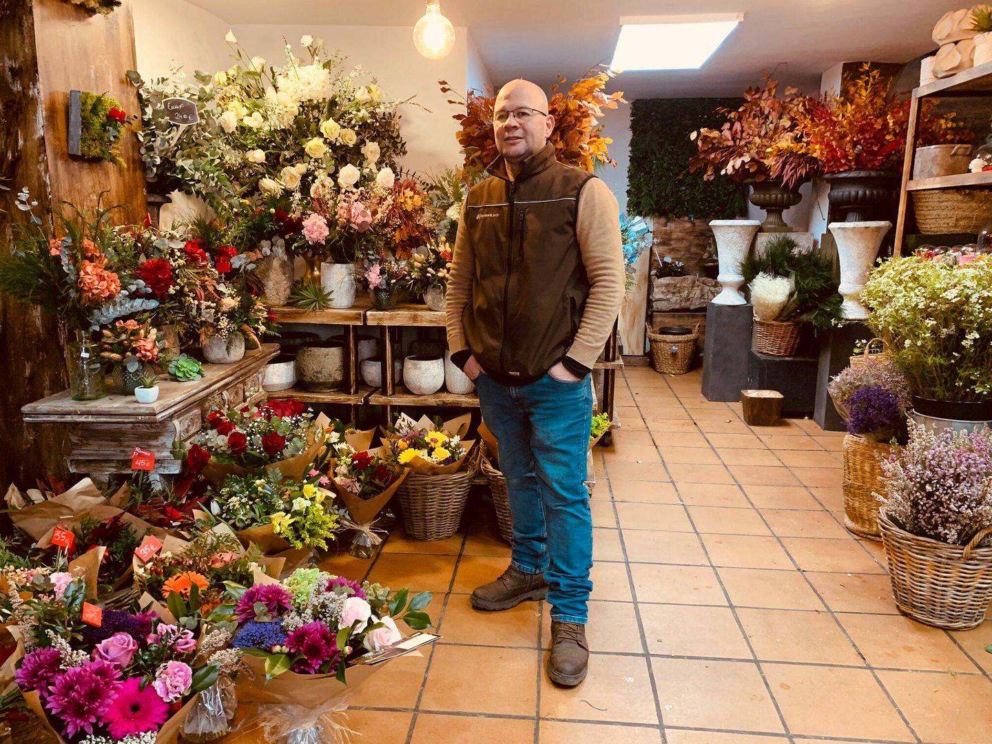 Duber Jaramillo, en el interior de su tienda de flores en Bravo Murillo. (Cedida)
