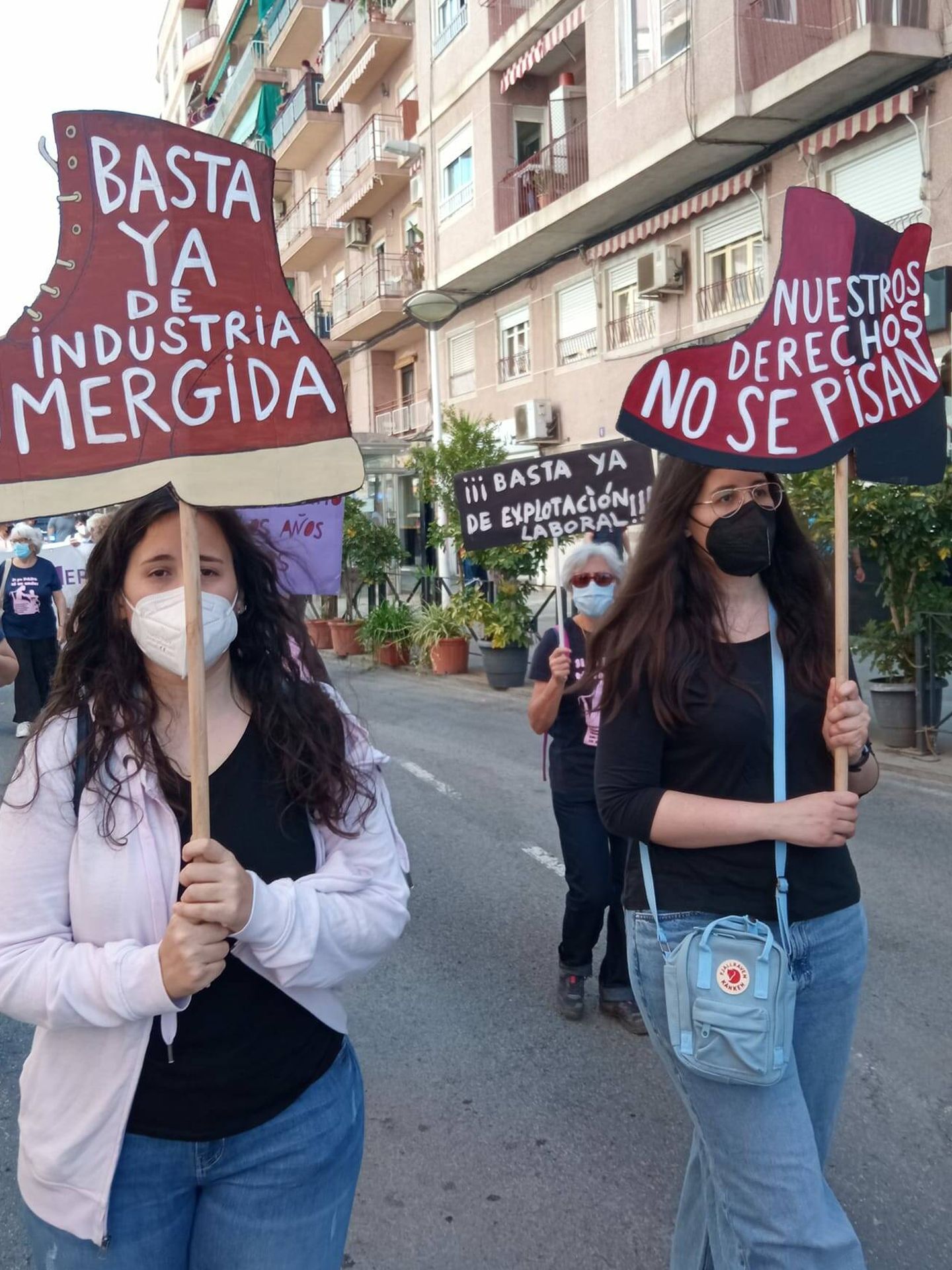 Dos mujeres en la manifestación de las aparadoras en Elche. (Cedida)