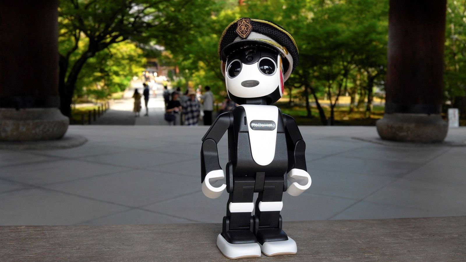 Foto: El minirrobot humanoide japonés Robohon ejercerá de guía turístico en Kioto. (EFE)