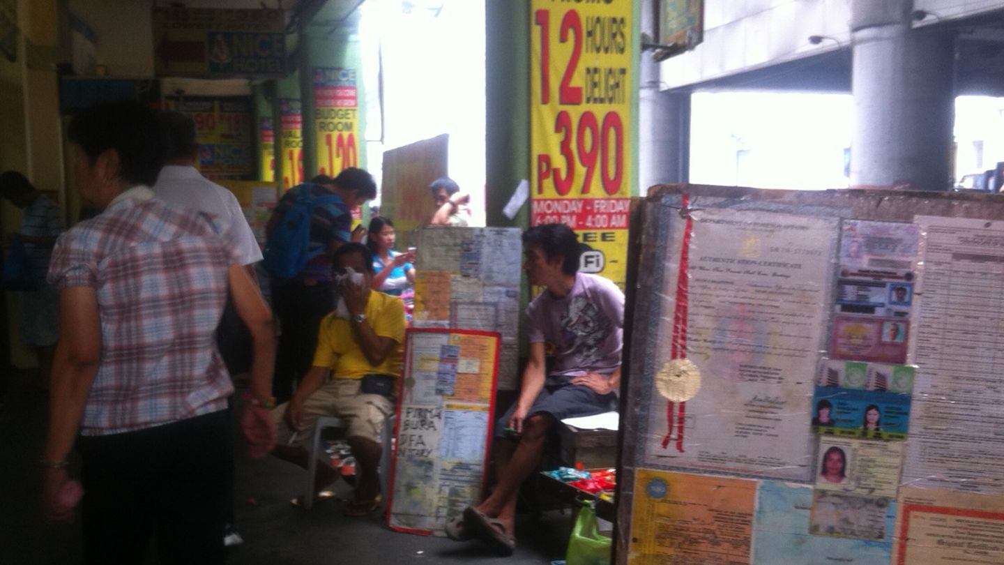 Diversos puestos de falsificaciones en el centro de Manila (R. Calabria).