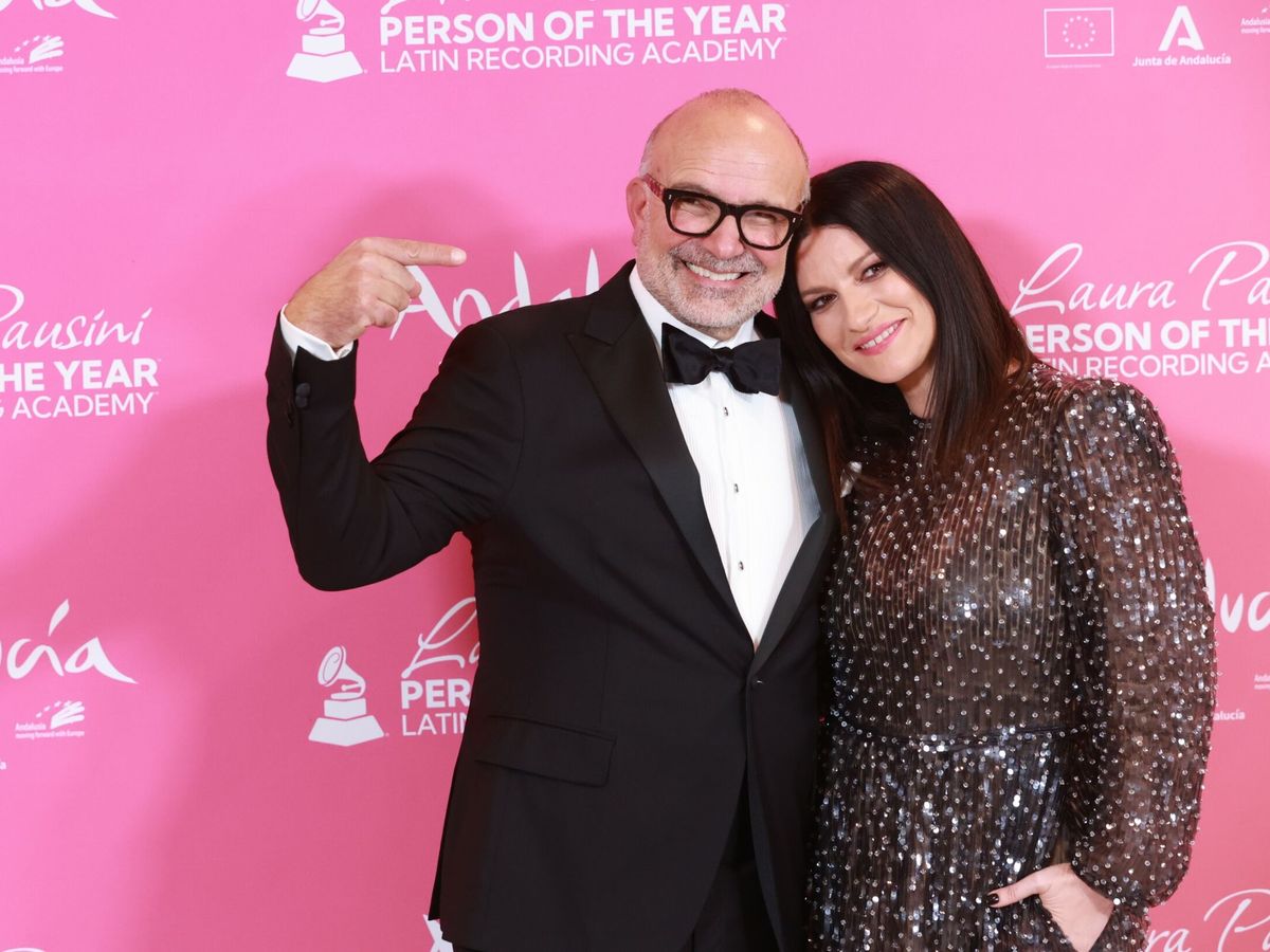 Foto: Laura Pausini posa junto a Manuel Abud, CEO de los Latin Grammy, en la gala Person of the Year. (Europa Press/Rocío Ruz)