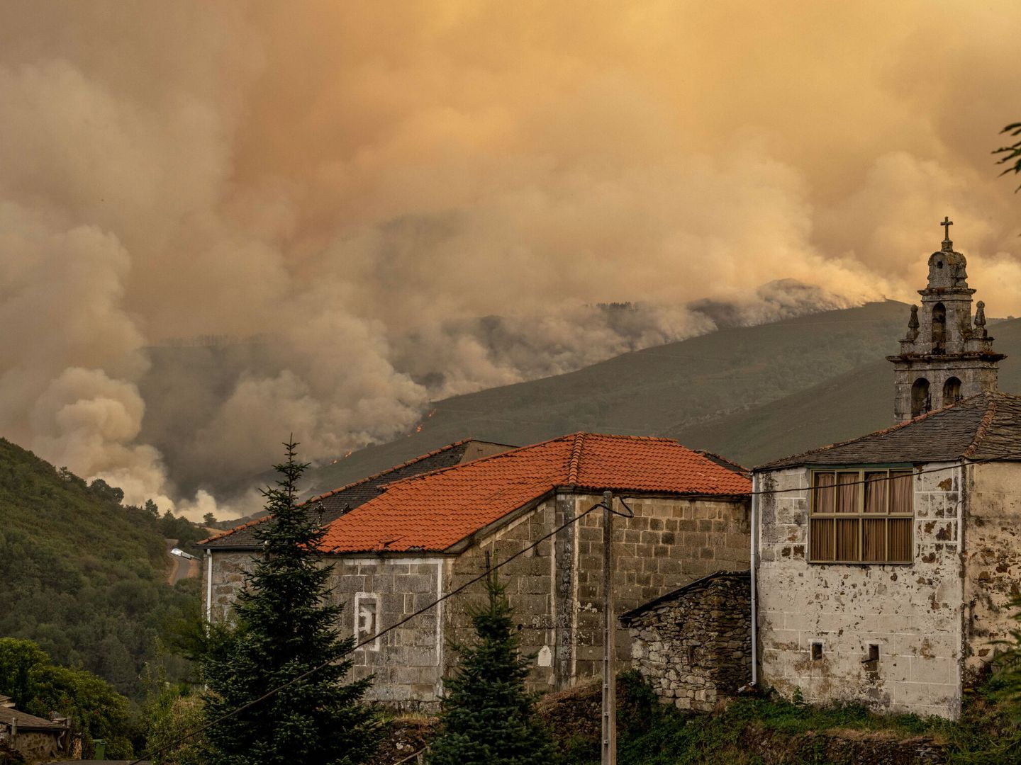 Vista de una gran columna de humo durante el incendio que permanece activo en Chandrexa de Queixa, Ourense. (EFE/Brais Lorenzo)
