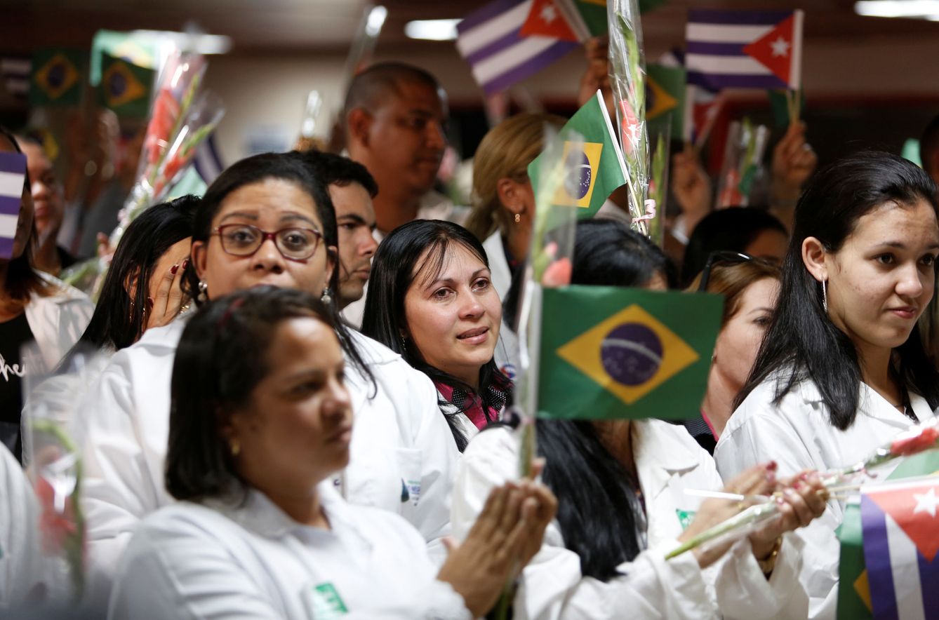 Médicos cubanos reciben a sus compañeros repatriados desde Brasil en el Aeropuerto Internacional José Martí en La Habana, el 23 de noviembre de 2018. (Reuters)