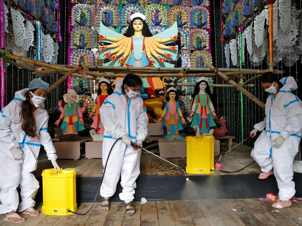 Foto: Personal desinfecta la zona donde se celebrará el festival Burga Puja (Reuters)