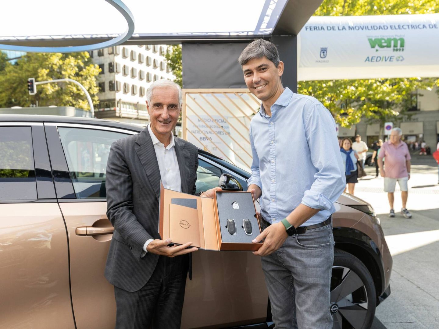 Mattucci entregó las llaves al primer comprador del Nissan Ariya en España.
