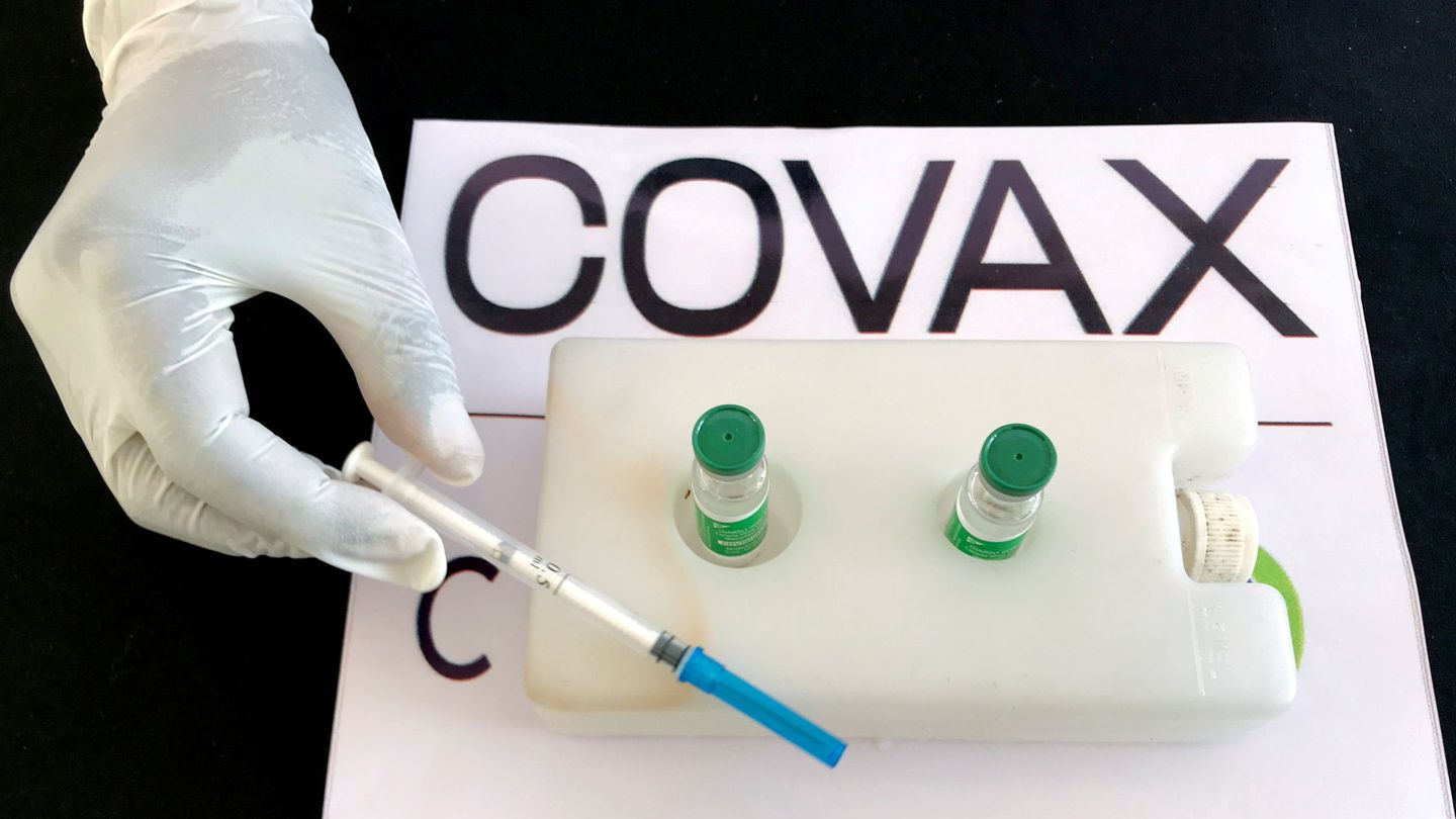 Enfermera con un kit de Covax, con dosis de AstraZeneca. (Reuters)