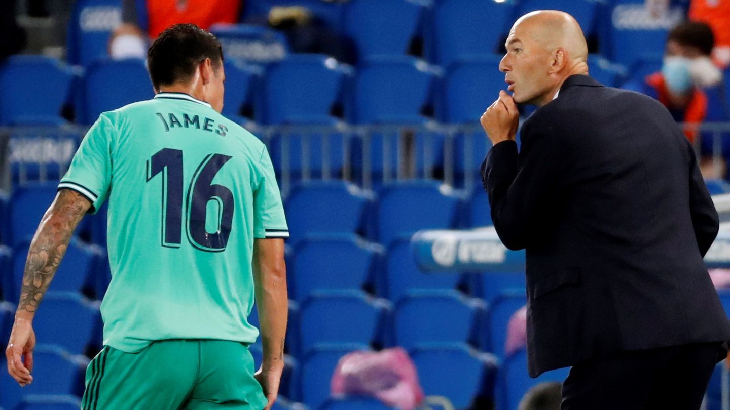 Zidane corrige a James en pleno partido. (Efe)