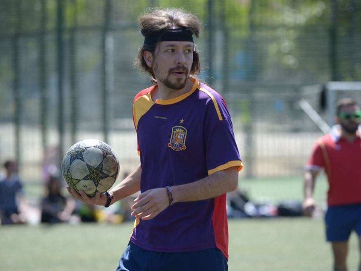 Foto: Pablo Iglesias jugando al fútbol. (Telecinco)