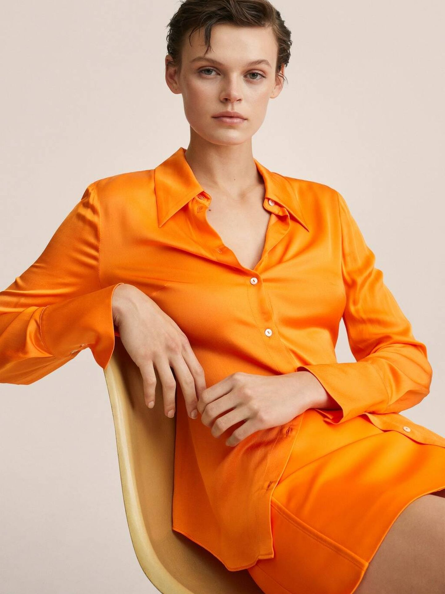 Camisa y minifalda naranja. (Mango/Cortesía)