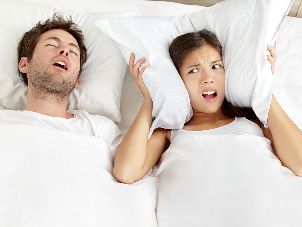 Foto: ¿Hay solución a los molestos ronquidos? Descubre cómo dejar de roncar y dormir bien (iStock)