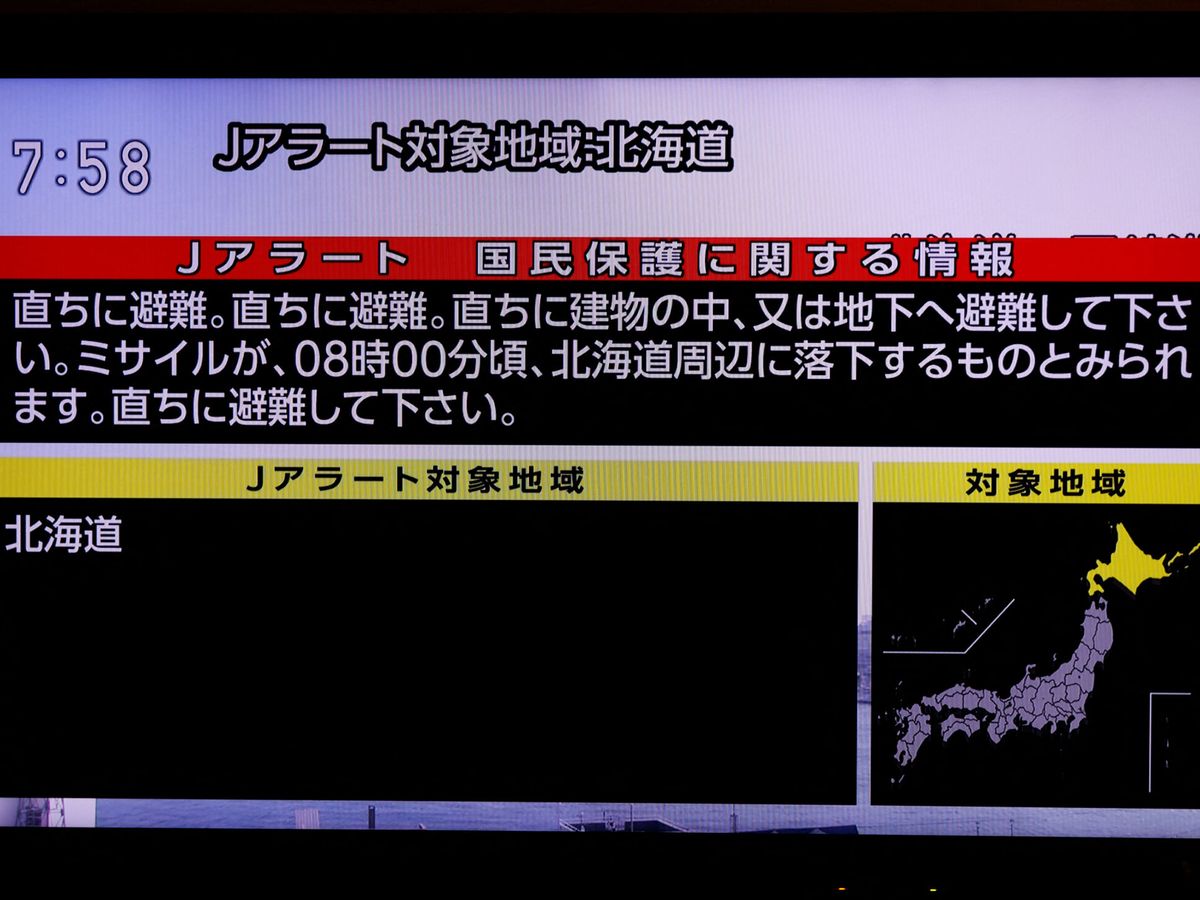 Foto: Imagen de la alerta emitida en Japón. (Reuters/Issei Kato)