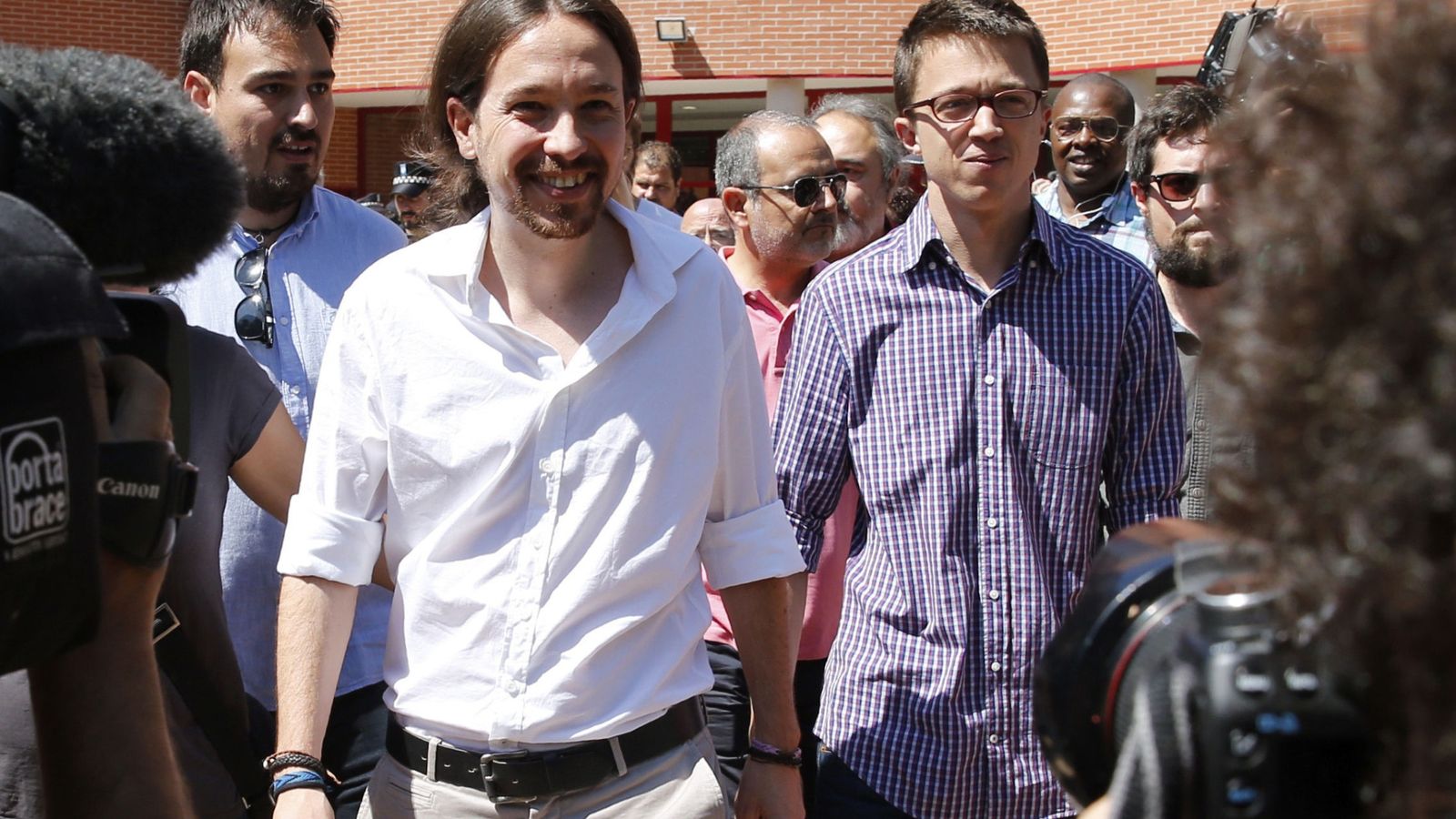 Foto: Iñigo Errejon (d) acompaña a Pablo Iglesias a votar en su colegio electoral. (EFE)
