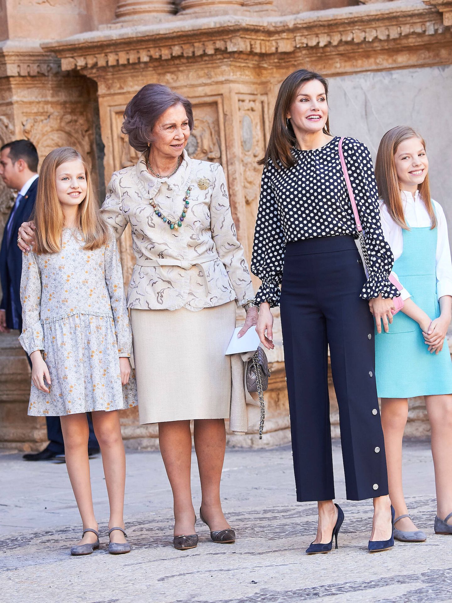 La princesa Leonor, con la infanta Sofía, la reina Letizia y la reina Sofía en la catedral de Palma. (Limited Pictures)
