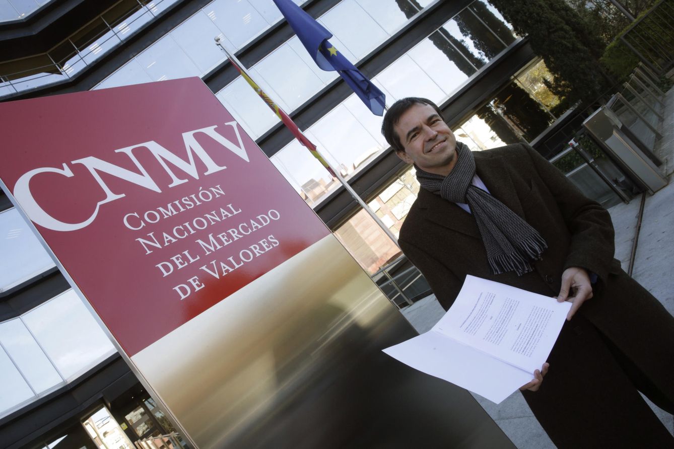El abogado de la acusación particular del caso Bankia, Andrés Herzog, ante la sede de la CNMV. (EFE)
