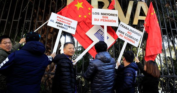 Foto: Manifestación de la comunidad china ante BBVA (Efe)