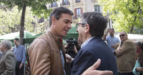 Foto: Pedro Sánchez y Patxi López se saludan este 23 de abril en Las Ramblas de Barcelona, con motivo de la festividad de Sant Jordi. (EFE)
