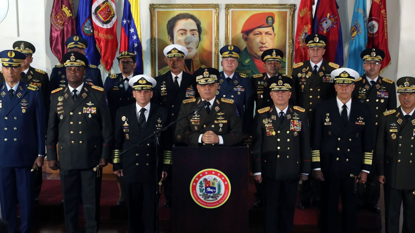 Algunos generales de esta foto, presidida por el ministro de Defensa V. Padrino, están por la tercera vía.(EFE)