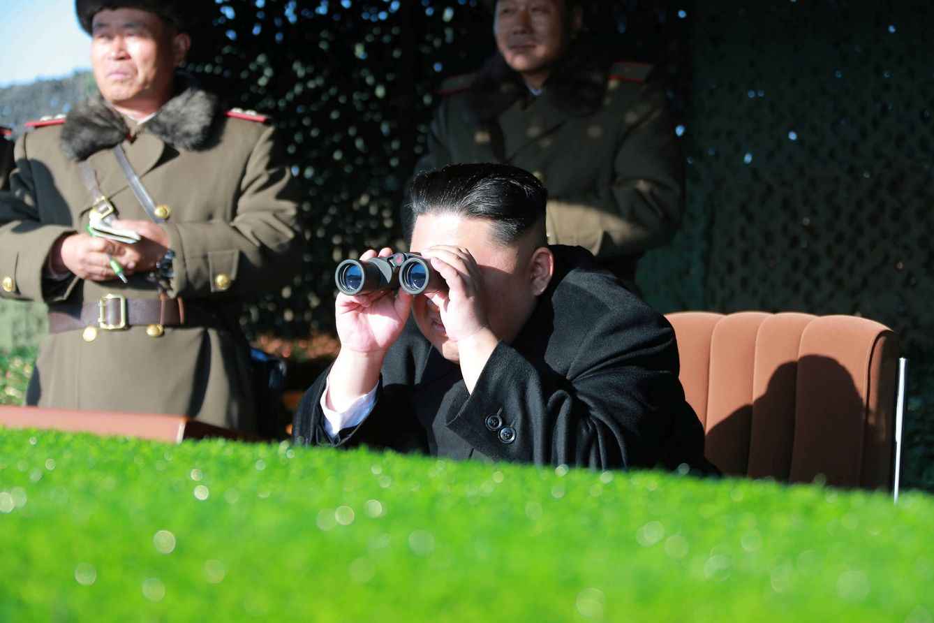 El líder norcoreano Kim Jong-un supervisa un ejercicio militar. (Reuters)