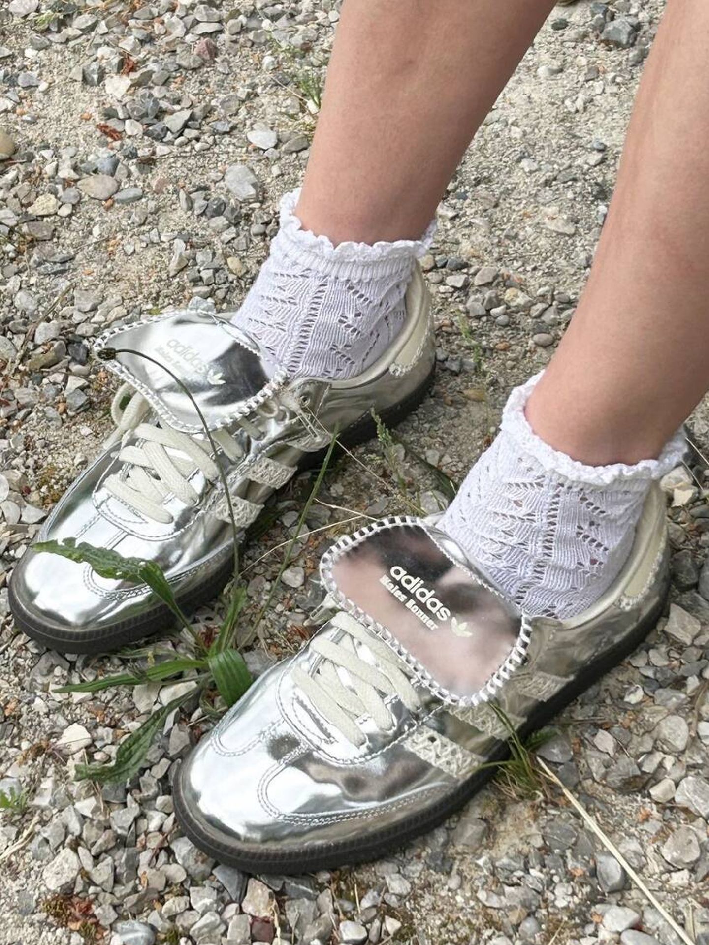 Zapatillas metalizadas con calcetines con puntilla. (Instagram/@veronikaheilbrunner)