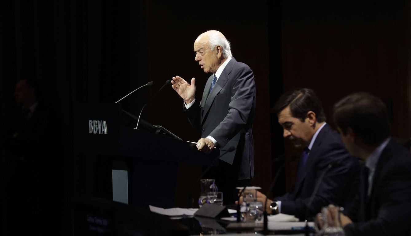 El expresidente de BBVA Francisco González y su sucesor, Carlos Torres Vila, durante la presentación de resultados de 2017. (EFE)
