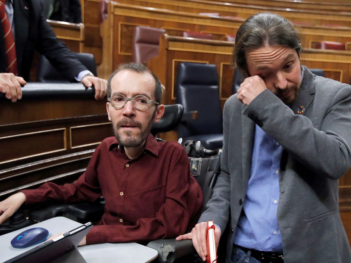 Foto: El líder de Unidas Podemos, Pablo Iglesias, emocionado después de la investidura, junto a Pablo Echenique. (EFE)