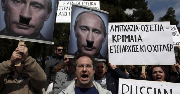 Foto: Manifestantes griegos protestan frente a la Embajada rusa en Atenas por la intervención rusa en Ucrania, en marzo de 2014. (Reuters)