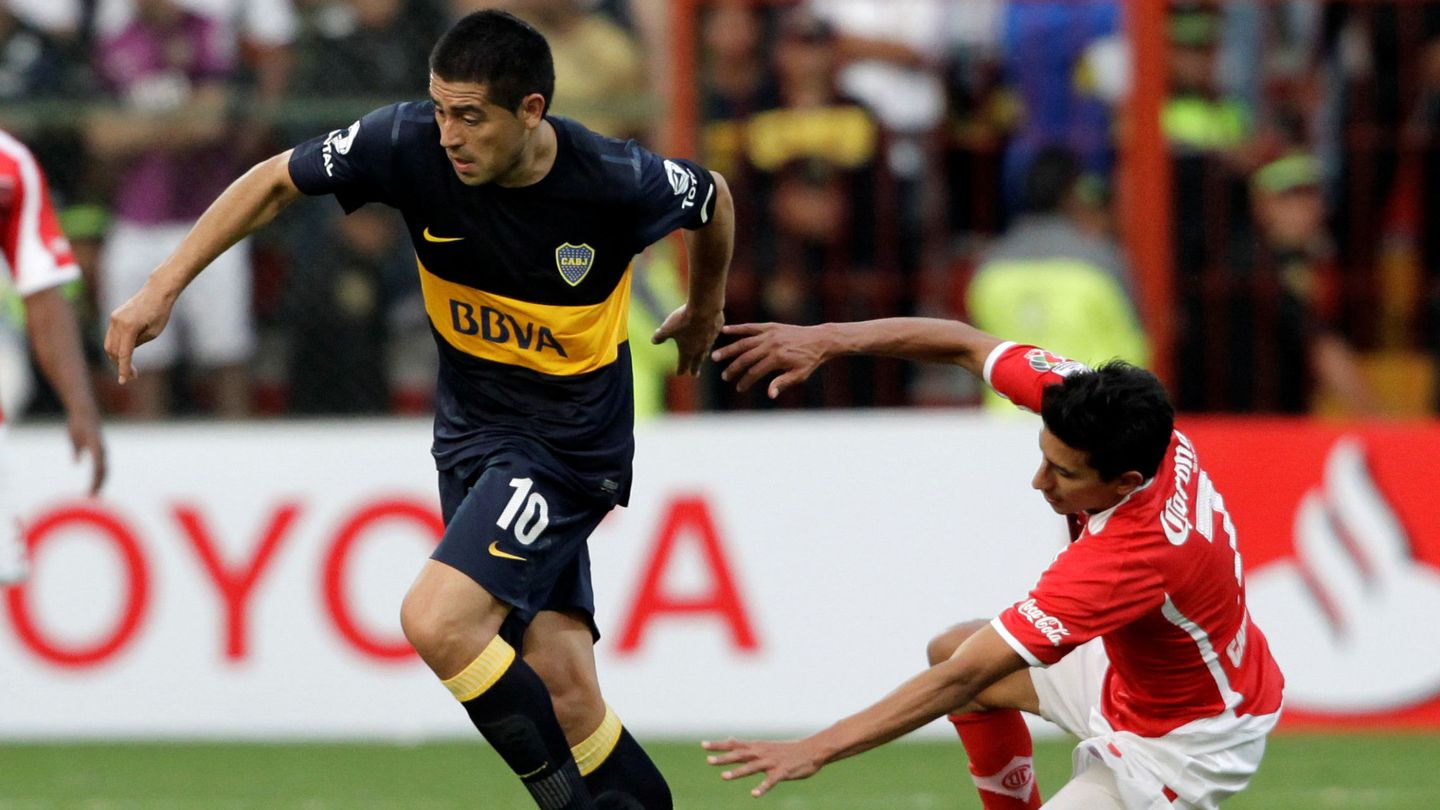 Riquelme regatea al rival en sus últimos años en Boca. (Reuters/Vincent West)