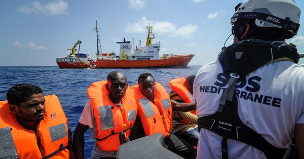 Foto: Fotografía cedida por la ONG SOS Mediterránée de inmigrantes siendo rescatados para ser llevados abordo del barco de rescate Aquarius. (EFE)