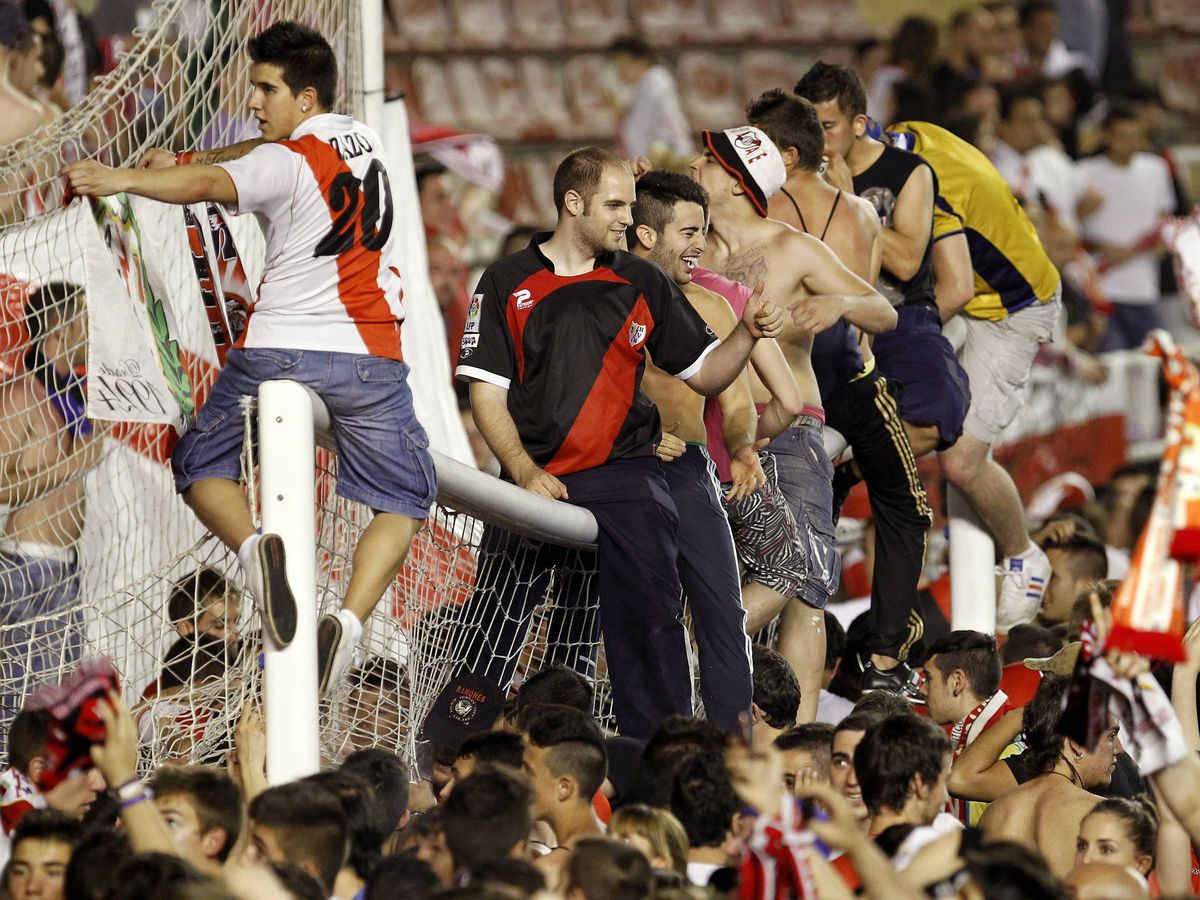 Foto: Invasión en el estadio del Rayo Vallecano. (EFE/Chema Moya)