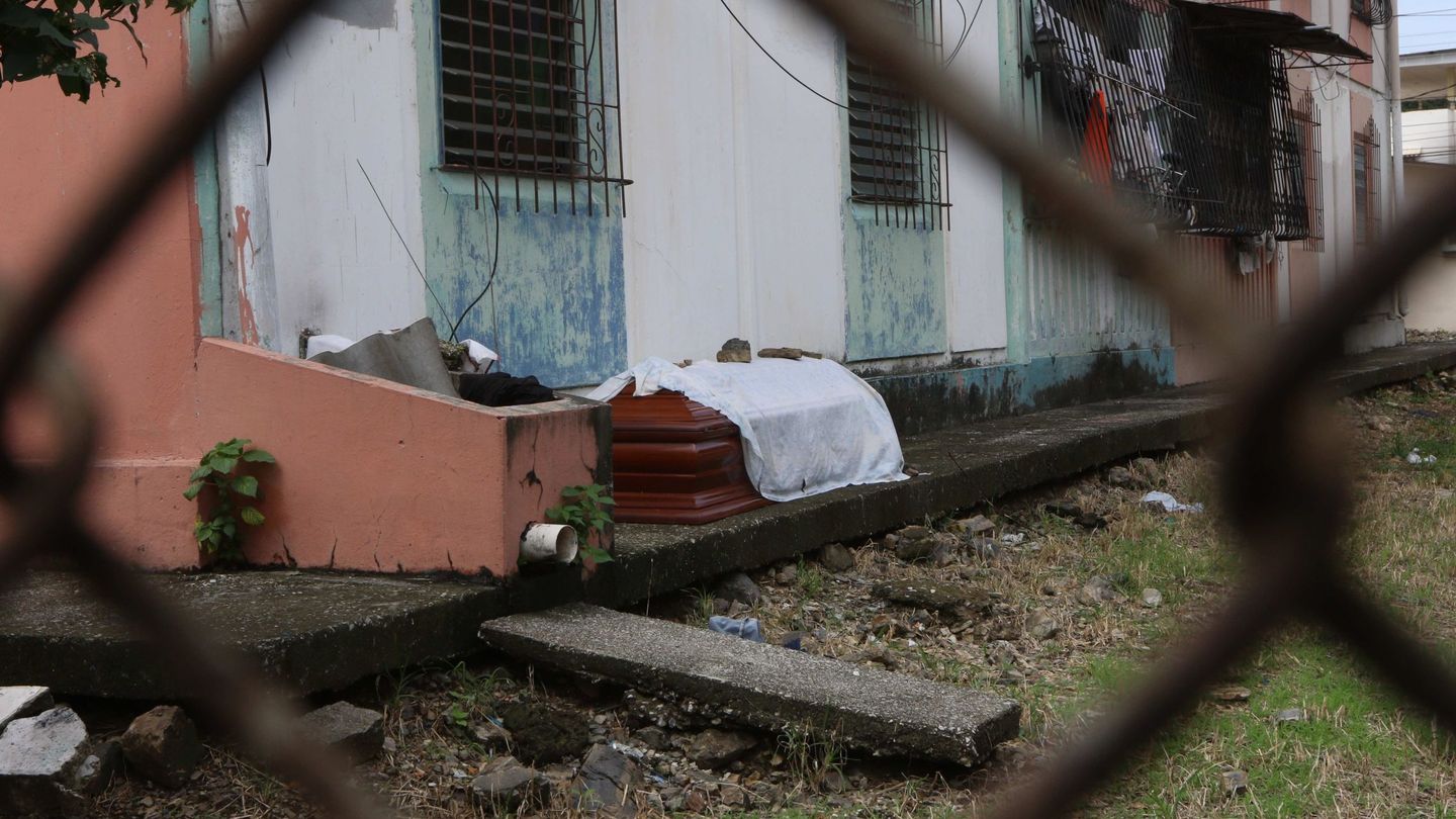 Un féretro con un fallecido que deberá ser recogido por las autoridades para ser enterrado en Guayaquil (Ecuador). (EFE, Juan Faustos)