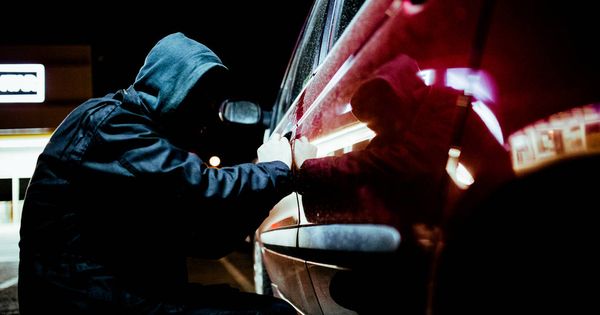Foto: ¿Arrancas sin meter la llave? Así puedes evitar que los ladrones te roben tu coche. (iStock)