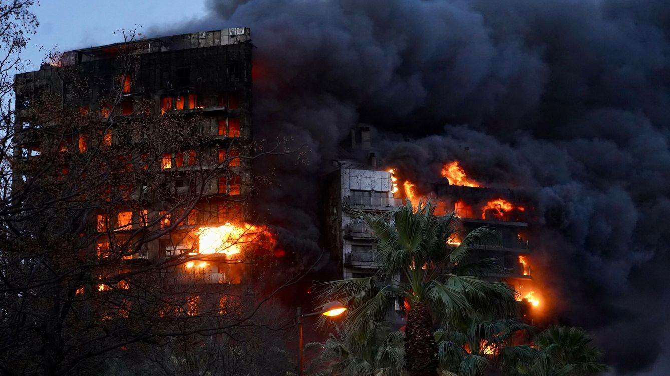 Foto: El edificio en llamas en Valencia. (Europa Press/Eduardo Manzana)