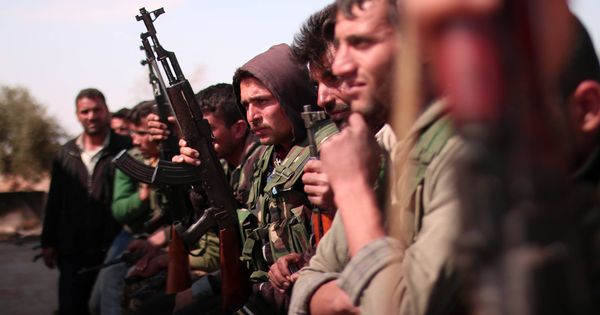 Foto: Combatientes de las Syrian Democratic Forces (SDF) al norte de Raqqa, 'capital' del Estado Islámico en Siria. (Reuters).