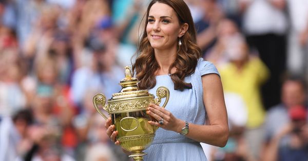 Foto: Kate Middleton minutos antes de entregarle la copa a Novak Djokovic. (Getty) 