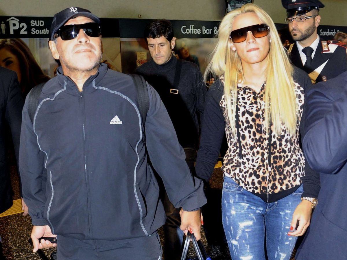 Foto: Diego Armando Maradona y su exnovia Rocío Oliva, en Milán. (EFE)
